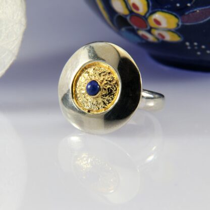 Ring , Lapislazuli mit Teilvergoldung